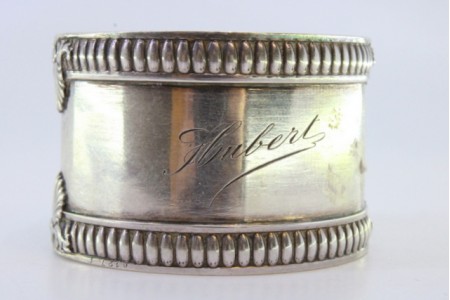  Argola de guardanapo em prata com frisos relevados e palmas envolventes.